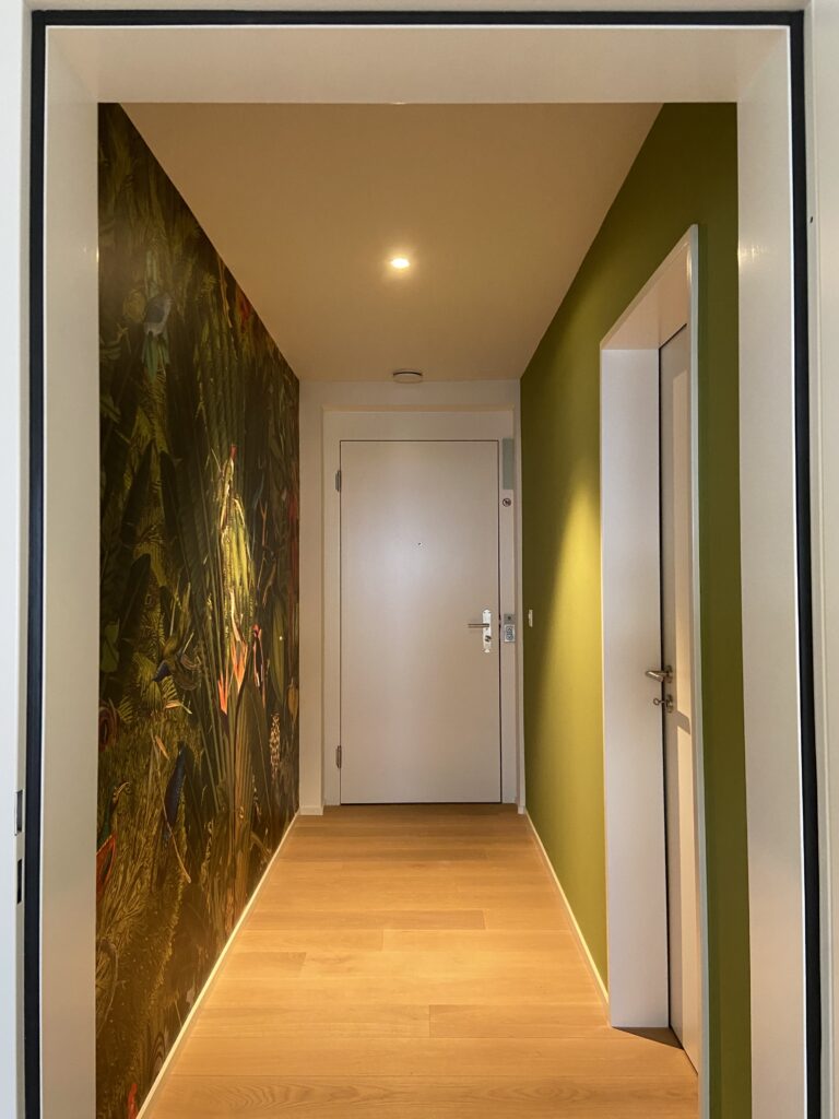 Fototapete und Farbige Wand im Eingangsbereich